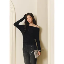 Three Quarters Logo Diamond Chain Off Shoulder Wool Top Black