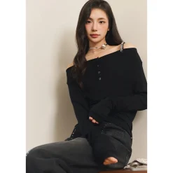Three Quarters Logo Diamond Chain Off Shoulder Wool Top Black