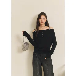 Three Quarters Logo Diamond Chain Off Shoulder Wool Top Black